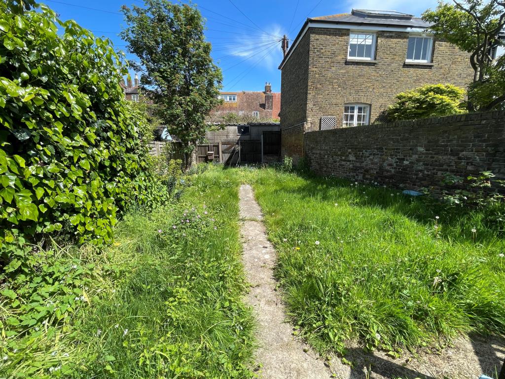 Lot: 65 - PLANNING FOR RESIDENTIAL CONVERSION IN DESIRABLE LOCATION - Garden with rear access